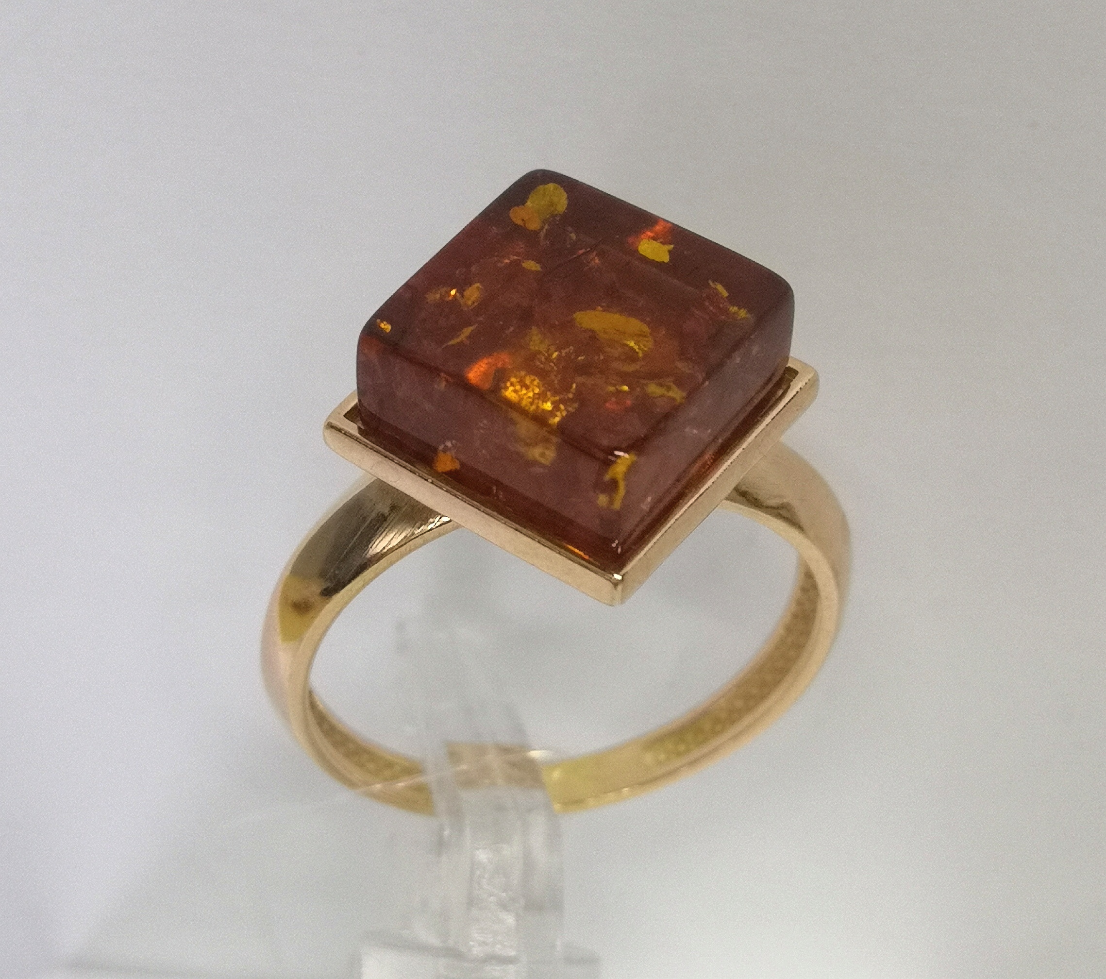 Кольцо из серебра с камнем Янтарь фото, цены