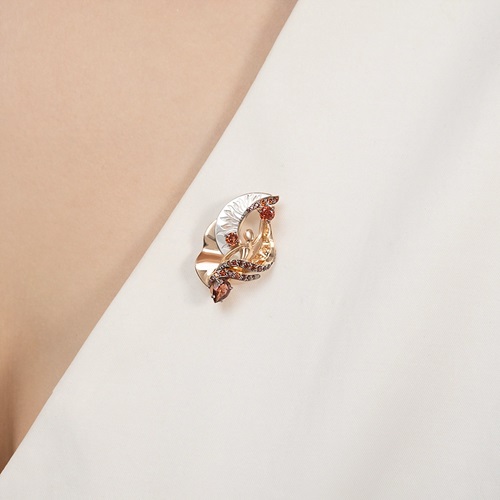 Брошь из золота с камнем Гранат фото, цены