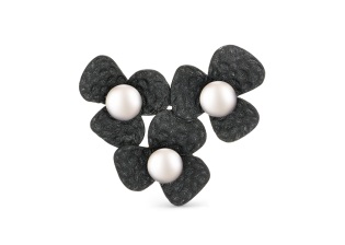 Брошь из серебра с камнем Жемчуг, вставками эмали фото, цены