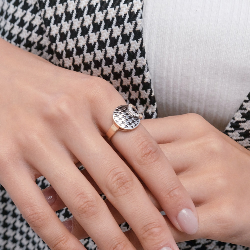 Кольцо из золота с камнем Фианит, вставками эмали фото, цены