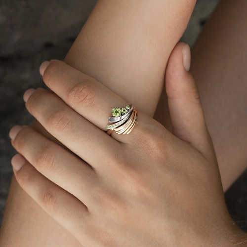 Кольцо из золота с камнем Хризолит фото, цены