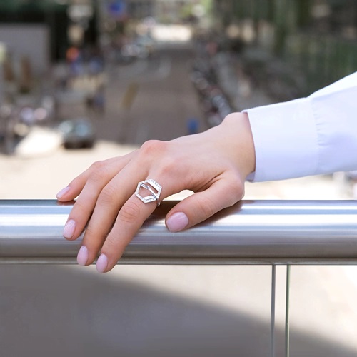 Кольцо из серебра с камнем Фианит фото, цены