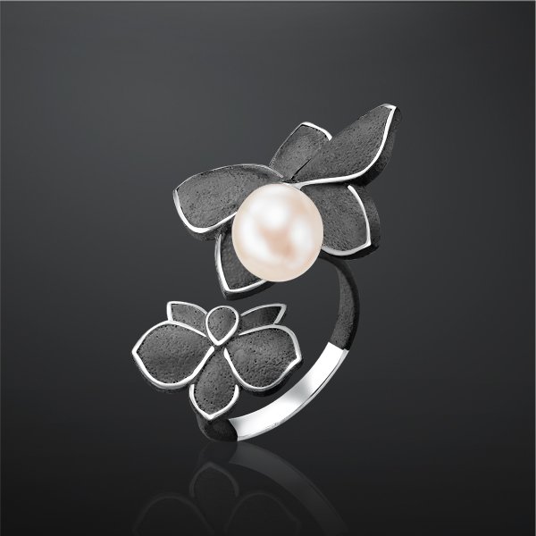 Кольцо из серебра с камнем Жемчуг, вставками эмали фото, цены