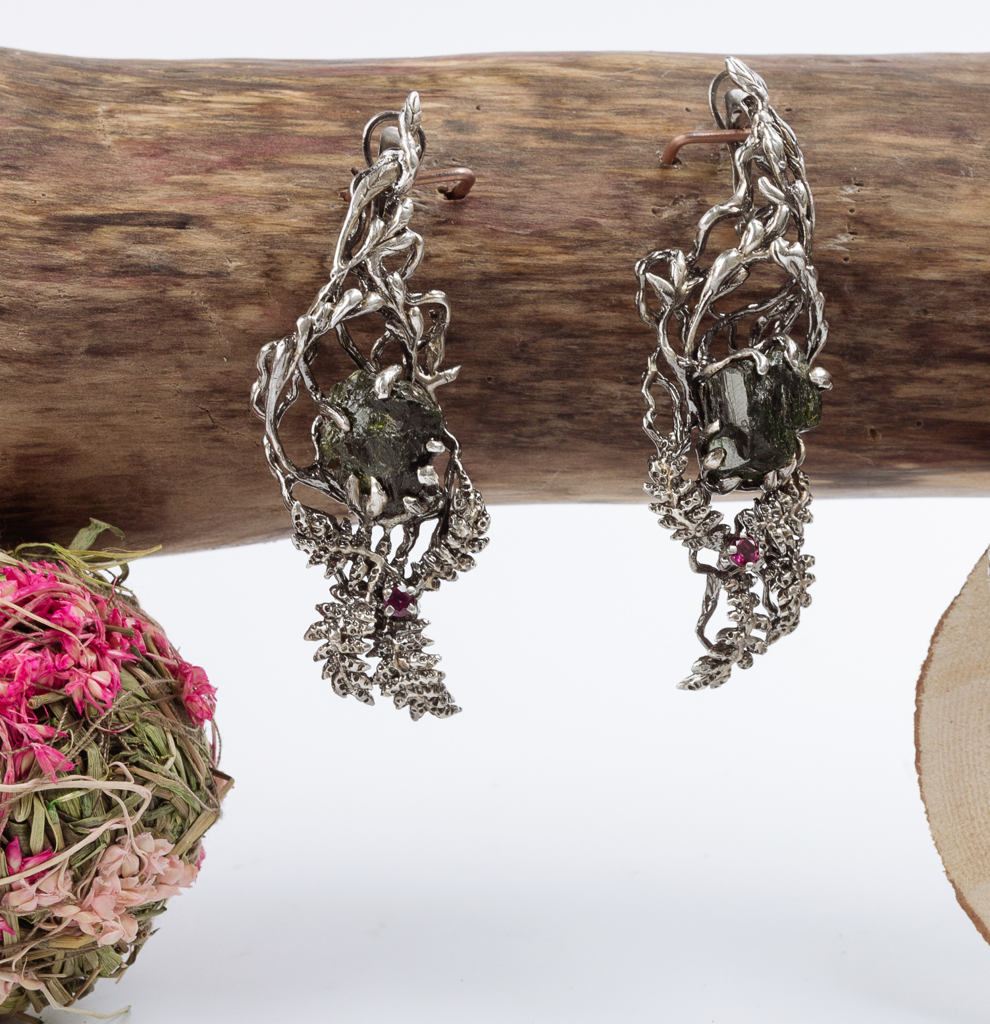 Серьги из серебра с камнем Родолит, Бриллиант, Хромдиопсид фото, цены