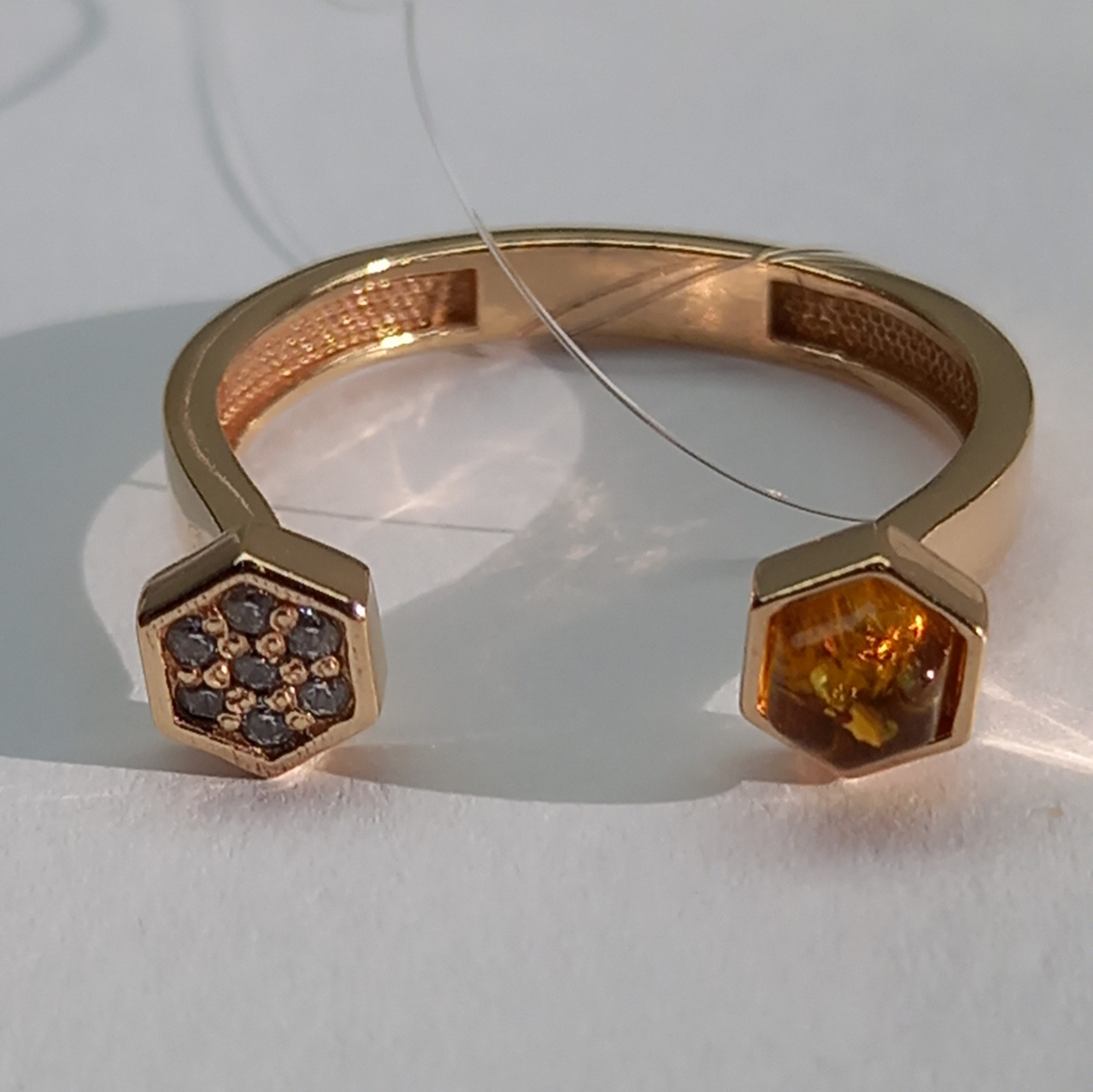 Кольцо из серебра с камнем Фианит, Янтарь фото, цены